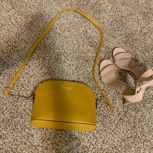 Steve Madden yellow summer shoulder bag!